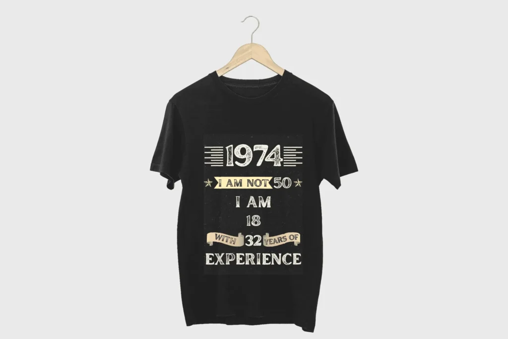 חולצה שחורה מודפסת בכיתוב 1974 I am not 50 I am 18 with 32 years experience