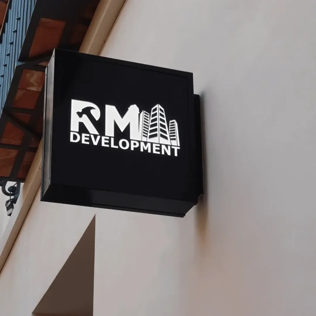 שילוט חוץ מואר של חברת הנדל"ן RM Development על קיר בכניסה למשרד