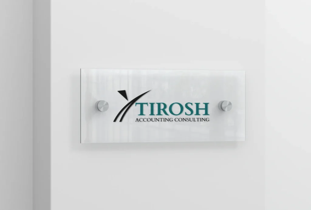 שלט זכוכית מעוצב של Tirosh Accounting Consulting עם ברגי מתכת על קיר לבן